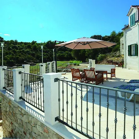 Three-bedroom In * Pucisca
