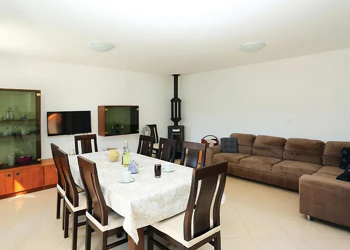 Three-bedroom In Pucisca