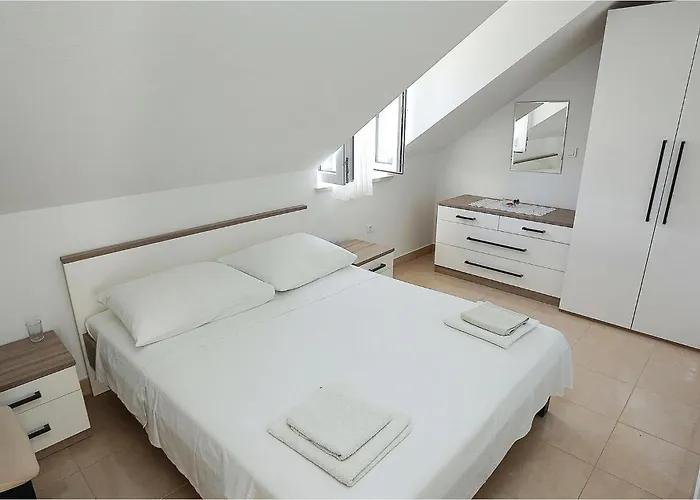 Three-bedroom In Semesterbostad Pucisca